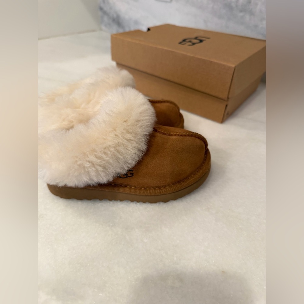UGG Kids 9 chestnut Moraene Suede Slippers Footwear w/ box